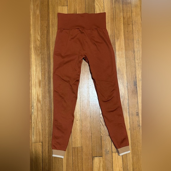 White Fox Boutique Sarah’s Day x Sahara Seamless Leggings Burnt Clay. Medium - Picture 3 of 8